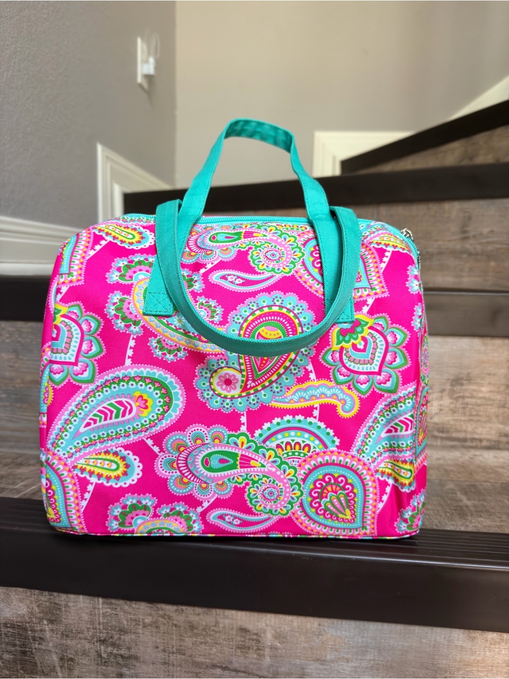 NWT VIV AND LOU LIZZIE Bright Pink Paisley INSULATED LUNCH Bag with Teal Handles